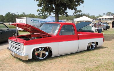 0810tr_22_z+gator_drag_2008_custom_truck_show+red_white_c10.jpg