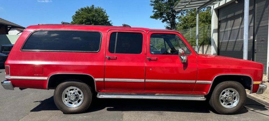 Chevrolet Suburban 1987 rood_zijkant.jpg