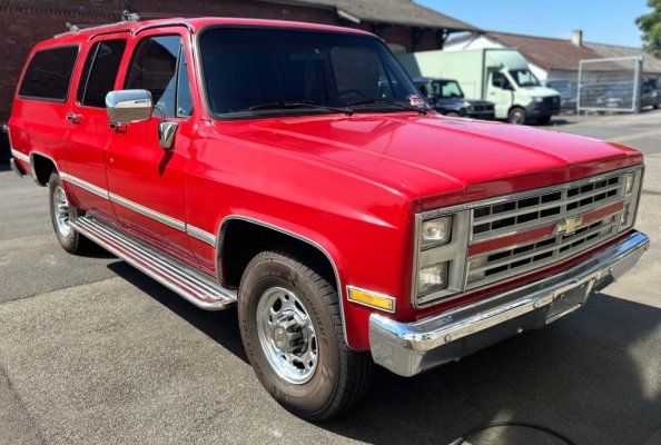 Chevrolet Suburban 1987 rood_voor-zijkant.jpg